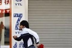 Έπιασαν Αλγερινό να κλέβει τουρίστρια και τον άφησαν.Την άλλη μέρα τον έπιασαν να κάνει πάλι τα ίδια..
