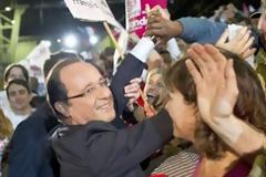 Ολάντ: Μαζί με τους εργαζόμενους κατά των απολύσεων
