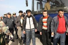 «Αντί να τρώω από τα σκουπίδια γυρίζω στην πατρίδα μου»