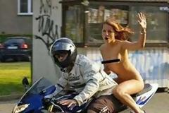 Γυμνή αναβάτρια πήρε κλήση για... κράνος