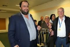 Παραιτείται, αλλά μένει ο Μαρινάκης!