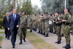 Αναγνώστης σχολιάζει την επίσκεψη Σαμαρά σε στρατόπεδα