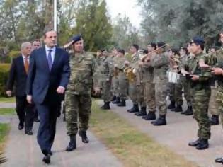 Φωτογραφία για Αναγνώστης σχολιάζει την επίσκεψη Σαμαρά σε στρατόπεδα