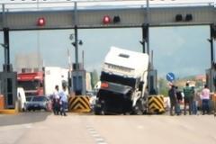 Τον πήρε ο ύπνος και έπεσε με τη νταλίκα στα διόδια!