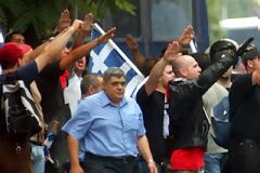Οργώνουν την Ελλάδα οι Χρυσαυγίτες...