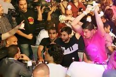 Το θρυλικό γλέντι στα μπουζούκια με βίντεο
