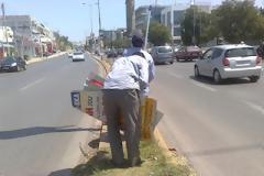 Συνεργείο πακιστανών ξήλωσε τις αφίσες από την Μεσογείων