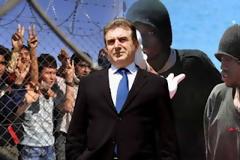 Ακόμη 144 μετανάστες στην Αμυγδαλέζα… Συνεχίζουν να τρώγονται Βορίδης – Χρυσοχοϊδης