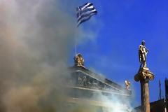Άραγε είμαστε λαός ηλιθίων;