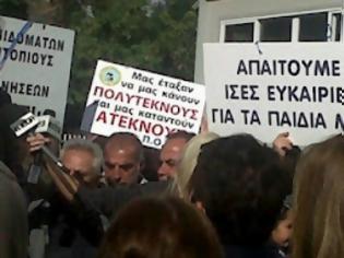 Φωτογραφία για Αχαΐα: Βγάζουν στο δρόμο πολύτεκνη οικογένεια με άρρωστο παιδί