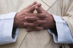 Σοκάρει ο ιερέας που έδειξε gay πορνό σε γονείς