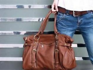Φωτογραφία για Δες πως η τσάντα σου σε κάνει πιο χοντρή (το ίδιο και το κολάν και τα τακούνια)