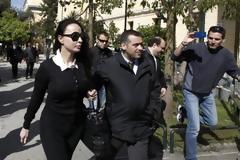Η σύζυγος του Ακη κάνει απεργία πείνας