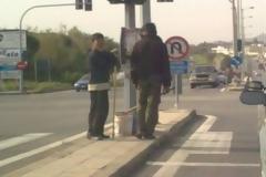 Ακροδεξιοί διώχνουν τους αλλοδαπούς από τα φανάρια