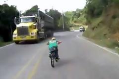 Πιτσιρίκος με bmx παίζει κορώνα γράμματα τη ζωή του! [video]
