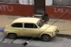 Τον καταγράφει η κάμερα την ώρα που κλέβει αυτοκίνητο! [Video]