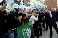 Αν είναι δυνατό!! Του φιλά το χέρι