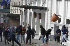 ΕΚΤΑΚΤΟ:  Πετροπόλεμος στην πλατεία Κοραή