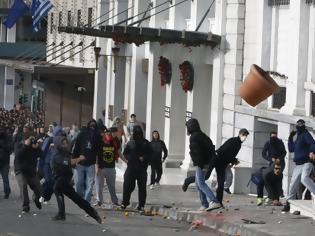 Φωτογραφία για ΕΚΤΑΚΤΟ:  Πετροπόλεμος στην πλατεία Κοραή