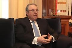 Γιώργος Μπαμπινιώτης: «Είναι ο υπουργός που έχει βάλει το υπουργείο του στον αυτόματο πιλότο. Δύο χρόνια δεν έχει κάνει τίποτα»