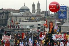 Μεγάλη συγκέντρωση στην Κωνσταντινούπολη για την Πρωτομαγιά