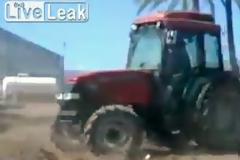 Ο εκπαιδευόμενος οδηγός του τρακτέρ είναι σκέτη καταστροφή... [video]