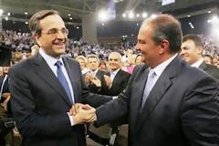 Δίπλα στον Σαμαρά ο Καραμανλής