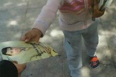 Aνήλικοι μετανάστες μοιράζουν φυλλάδια του Καρατζαφέρη