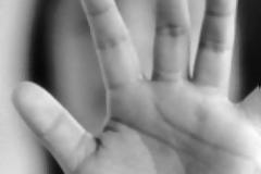 ΣΟΚ: 42χρονη άφηνε τον παιδόφιλο- εραστή της να βιντεοσκοπεί γυμνά τα παιδιά της
