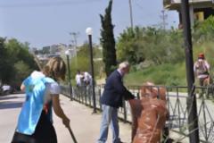 Δήμοι και πολίτες πήραν τις σκούπες σε Νέα Ιωνία και Ηράκλειο