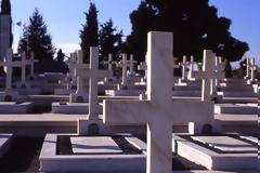 Έβαλαν στο στόχαστρο την περιουσία κοιμητηρίου!