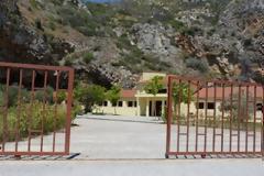 Καιάφας: Πηδούν τα κάγκελα για ένα μπάνιο!
