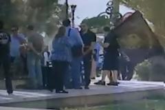 Από τη μιά πλευρά οι χρυσαυγίτες,από την άλλη οι αντιεξουσιαστές στη μέση τα ΜΑΤ και ο Θεός βοηθός...
