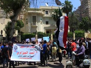 Φωτογραφία για Αίγυπτος: Στρατιωτικές ενισχύσεις για τις συγκρούσεις στο ΥΠΑΜ Διαδηλωτές ζητούν την αποπομπή της στρατιωτικής ηγεσίας της χώρας.