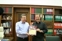 Τιμή σε έναν φιλοκρητικό που προωθεί κρητικά προϊόντα στο εξωτερικό