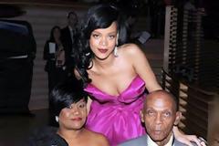 Η Rihanna διασκεδάζει σε στριπτιτζάδικο