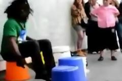 Ένας εξαιρετικός μουσικός του δρόμου που παίζει μουσική με κουβάδες και κατσαρόλες! [Video]