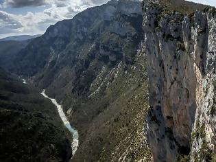 Φωτογραφία για ΑΠΙΣΤΕΥΤΟ: Σκαρφάλωσε σε απόκρημνο βράχο 155 μέτρων με γυμνά χέρια