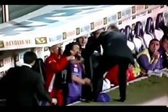 VIDEO: Προπονητής πλάκωσε στο ξύλο παίκτη του στον πάγκο!