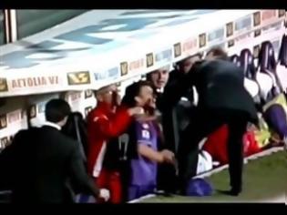 Φωτογραφία για VIDEO: Προπονητής πλάκωσε στο ξύλο παίκτη του στον πάγκο!