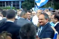 ΤΟ ΠΗΡΕ ΤΟ ΠΑΙΓΝΙΔΙ-ΟΣΟ ΜΠΟΡΕΙ…-ΠΑΝΩ  ΤΟΥ Ο ΚΑΡΑΜΑΝΛΗΣ ΑΛΛΑ…ΚΑΤΩ ΑΠΟ ΤΗΝ ΕΞΕΔΡΑ