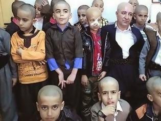Φωτογραφία για Δάσκαλος από το Ιράν ξύρισε το κεφάλι του για να συμπαρασταθεί σε μαθητή του [photos]
