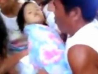 Φωτογραφία για ΣΟΚ: 3χρονη ξυπνάει μέσα στο φέρετρο λίγο πριν την κηδέψουν! [video]