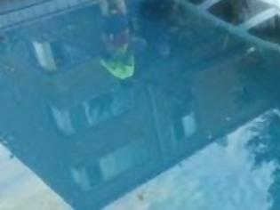 Φωτογραφία για Επεσε με το τζιπ μέσα σε πισίνα σπιτιού! [photos]