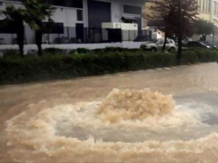 Φωτογραφία για Πλημμύρισαν δρόμοι στη Θεσσαλονίκη - Προβλήματα από την κακοκαιρία