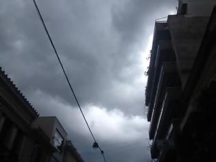 Φωτογραφία για Πάτρα: Σκοτείνιασε για μια ώρα ο ουρανός - Bροχή και θυελλώδεις άνεμοι στο κέντρο - Δείτε φωτο