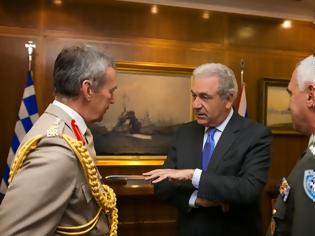 Φωτογραφία για Συνάντηση ΥΕΘΑ Δημήτρη Αβραμόπουλου με τον Αρχηγό Ενόπλων Δυνάμεων του Ηνωμένου Βασιλείου