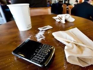 Φωτογραφία για Γιατί δεν πρέπει ποτέ να αφήνετε το κινητό σας πάνω στο τραπέζι!