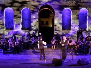 Φωτογραφία για Πάτρα: Δείτε φωτο από την συναυλία Εσπερινοί Διάλογοι με τον Μανώλη Μητσιά στο Αρχαίο Ωδείο