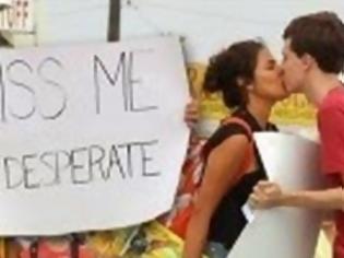 Φωτογραφία για Πάρτε μία πινακίδα και γράψτε πάνω Φιλήστε με, είμαι απελπισμένος και δείτε τι θα γίνει... [video]